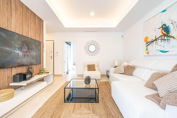 Råflott villa med basseng og unikt design - moderne luksus med 3 soverom og 3 bad, stor terrasse og hage