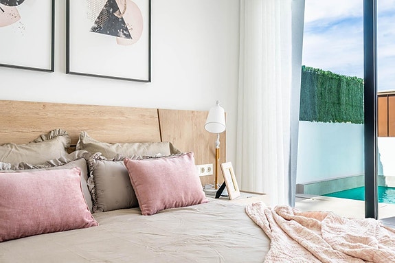 Råflott villa med basseng og unikt design - moderne luksus med 3 soverom og 3 bad, stor terrasse og hage