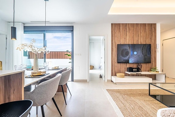 Råflott villa med basseng og unikt design - moderne luksus med 3 soverom og 3 bad, stor terrasse og hage