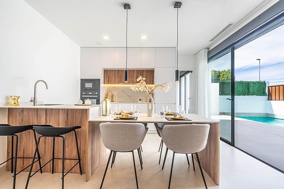 Råflott villa med basseng og unikt design - moderne luksus med 3 soverom og 3 bad, stor terrasse og hage