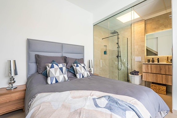 Råflott villa med basseng og unikt design - moderne luksus med 3 soverom og 3 bad, stor terrasse og hage