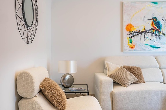 Råflott villa med basseng og unikt design - moderne luksus med 3 soverom og 3 bad, stor terrasse og hage