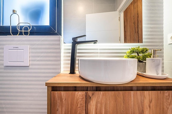 Råflott villa med basseng og unikt design - moderne luksus med 3 soverom og 3 bad, stor terrasse og hage