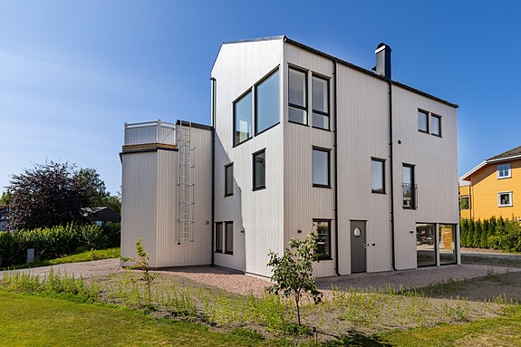 PrivatMegleren ved Kristian haltvik har gleden av å presentere en nyoppført og eksklusiv enebolig over 3 plan med 2 hybler, Integrert dobbelgarasje og takterrasse med gode solforhold.