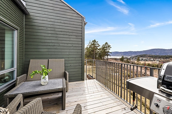 Balkongen har fin plass til sittegruppe, og her har du solen til sent på kveld!