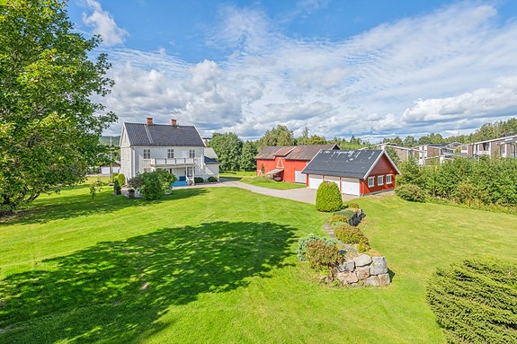 Velkommen til Holtvegen 6E- en unik eiendom sentralt på Skarnes!