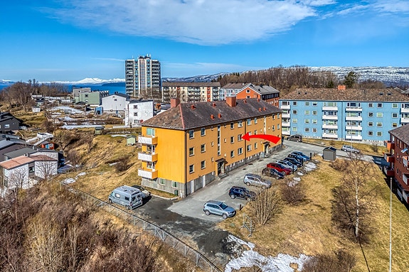 Leiligheten ligger i 2. etasje, det er godt med parkeringsplasser på eiendommen