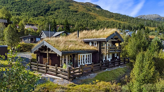 EiendomsMegler 1 har gleden av å presentere en koselig tømmerhytte på Fjellsætra! Foto: Lillys Studio (Lill Kristin Vold)