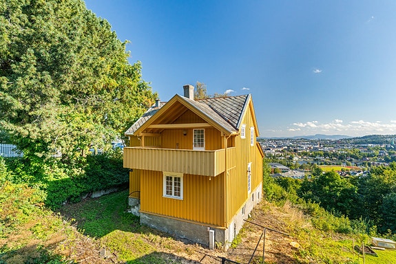Velkommen til Dyrborgveien 35! En frittliggende enebolig flott og skjermet utsiktstomt!