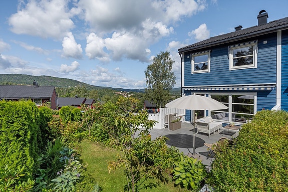 Eiendommens hageområde er rikt med flott og idyllisk beplanting. Uteplassen oppleves skjermet og svært solrik!