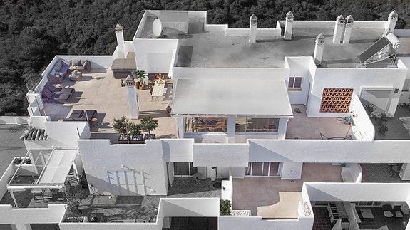 Dupleks-penthouse med 4 soverom, 3 terrasser og panoramautsikt - Selges møblert!