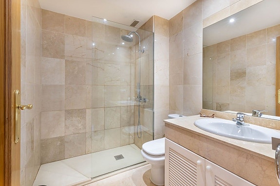 Dupleks-penthouse med 4 soverom, 3 terrasser og panoramautsikt - Selges møblert!