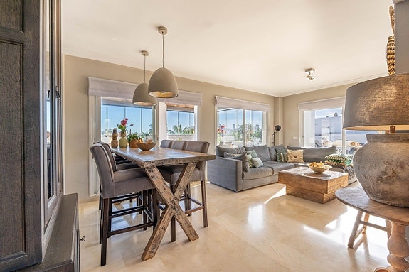 Dupleks-penthouse med 4 soverom, 3 terrasser og panoramautsikt - Selges møblert!