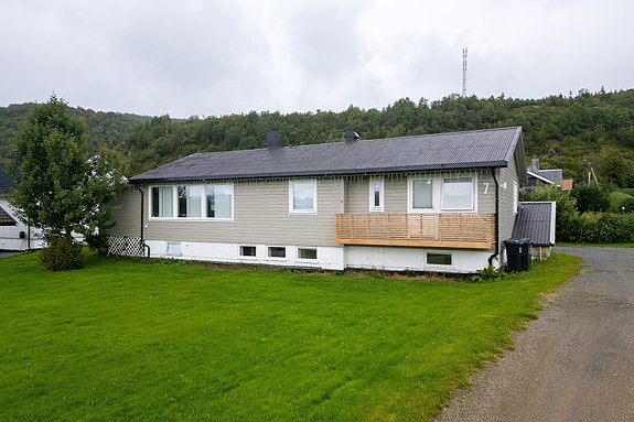 Velkommen til Åkerveien 7! Dette er en innbydende enebolig i et rolig og barnevennlig område på Melbu.