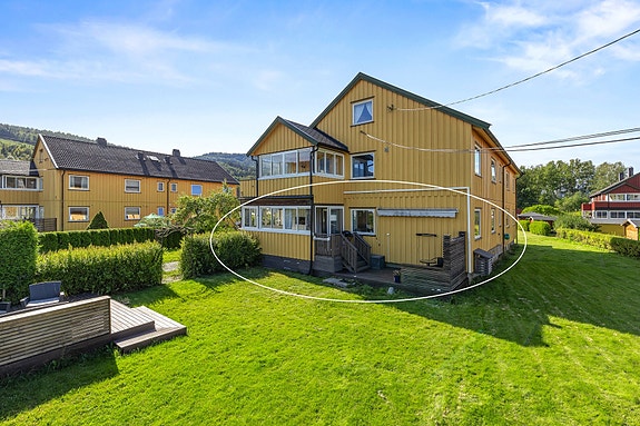 Leiligheten ligger i 1. etasje av en firemannsbolig