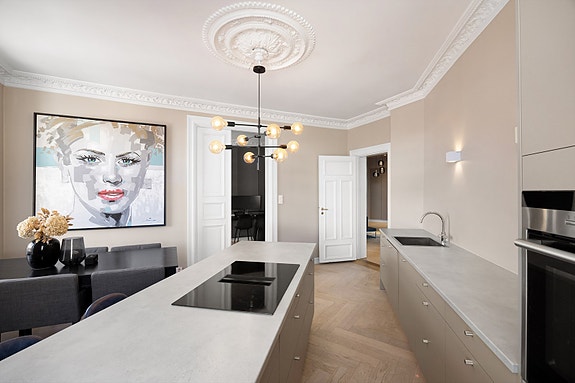 En delikat og påkostet 5-roms selveier med kombinasjon av det klassiske og moderne.