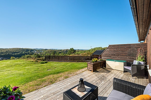 Velkommen til Åkervikringen 20B - en utsøkt 3-roms selveierleilighet med svært god beliggenhet i terrenget.