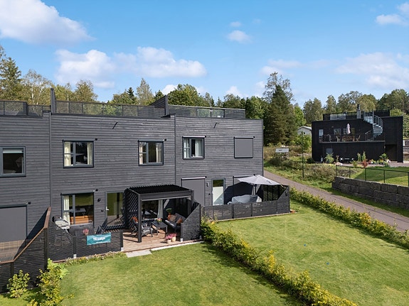 Velkommen til Løvsprettveien 10, et rålekkert og stilrent rekkehus bygget i funkisstil.