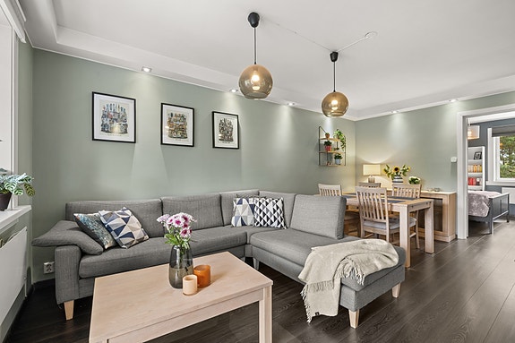 - Velkommen til Kvartsveien 4, en lys og gjennomgående 3-roms leilighet med god standard -