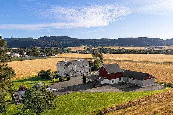 Aktiv Eiendomsmegling v/ Christian Drøyvold har gleden av å presentere Leinstrandvegen 25 - en fantastisk eiendom på midt Leinstrand!