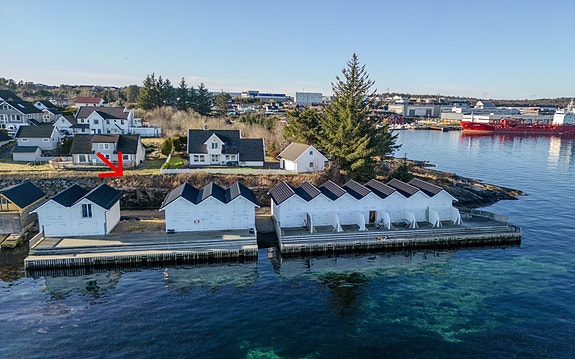 To naustetomter med sentral beliggenhet på Åsneset.