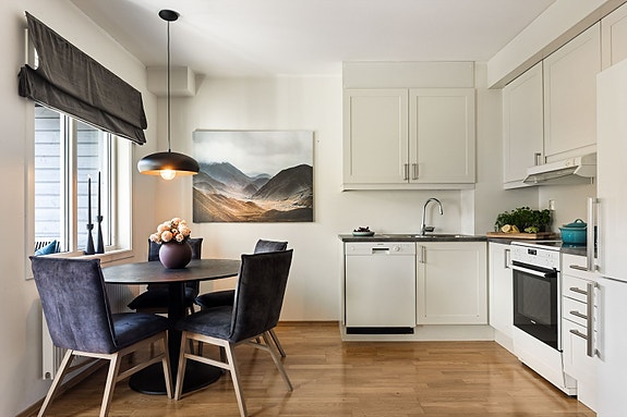 Et klassisk og praktisk kjøkken som passer fint inn med resten av innredningen i leiligheten