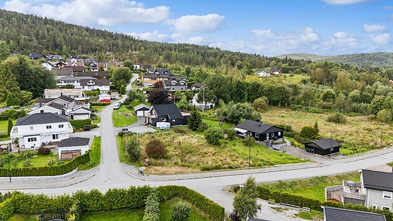 Flat og solrik tomt i etablert boområde