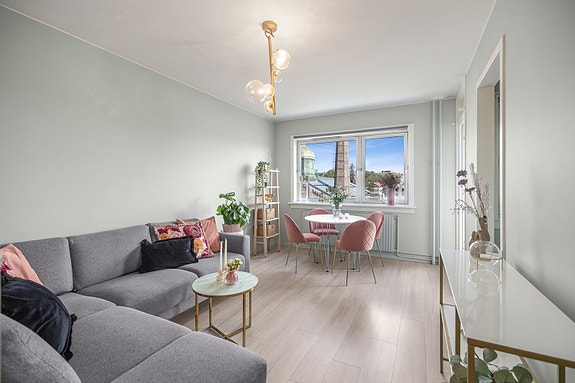 Stine Louise Opstadmo ved DNB Eiendom ønsker velkommen til en delikat andelsleilighet i Thorvald Meyers Gate 5.