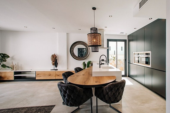 Nøkkelferdig! Luksuriøs bolig med 4 soverom - Terrasse, basseng og spa