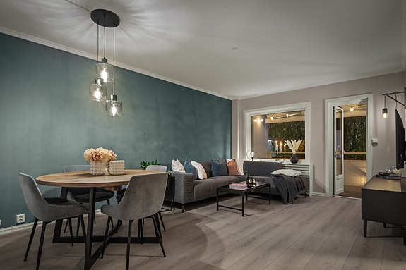 Velkommen til Haneborg Allé 6 - en stilig, oppusset 3-roms med moderne bad og kjøkken fra 2021. Balkong og god lagringsplass. Sentralt i populært område!