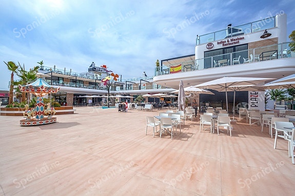 Ny leilighet med 3 soverom og 2 bad | Stor hage og terrasse | Flotte fellesområder | Parkering og bod