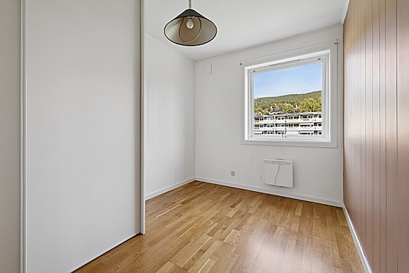 Soverom 2 med skyvedørsgarderobe