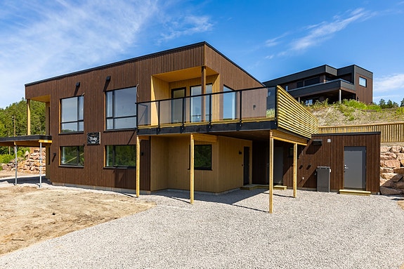 Privatmegleren ved Morten Liavaag har gleden av å presentere denne moderne, energismarte familieboligen beliggende i naturskjønne Bjørndalåsen i Sande.