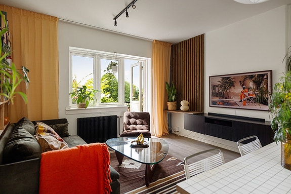 Velkommen til Dynekilgata 19A - en lys og romslig 2(3)-roms leilighet med idyllisk balkong på sjarmerende Rosenhoff.