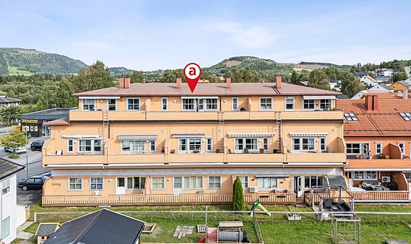 Aktiv eiendomsmegling v/Anders Borgsø har gleden av å presentere en romslig selveierleilghet i Svedjanvegen 1B.