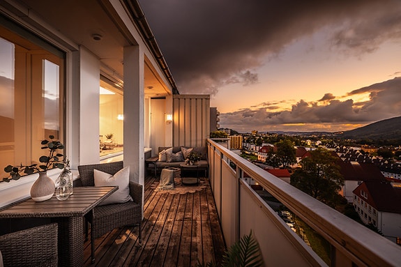 - Privatmegleren v/Benedicte Tronstad har gleden av å presentere en nydelig 3-roms toppleilighet i et svært attraktivt nabolag -