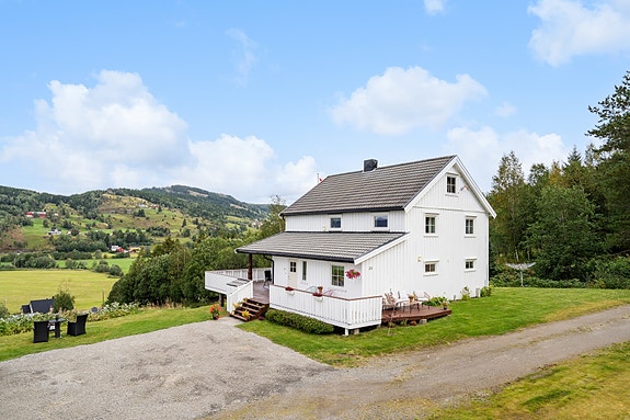 Velkommen til Almåvegen 20! En pen og velholdt enebolig med gjennomgående god standard.