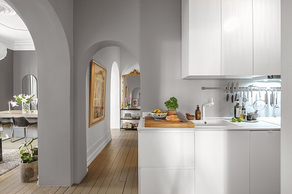 Velkommen til Hegdehaugsveien 20! Her finner du en særegen leilighet hvor klassiske detaljer som originale tregulv, høye tak, buede dører og stukkatur møter moderne innredninger og fargevalg.