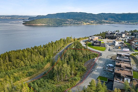 Proaktiv Eiendomsmegling - På tomten er det tiltenkt 8 rekkehus eller 8 enboliger i kjede. (Tomtegrense er tegnet inn av megler og kun ment som en illustrasjon)