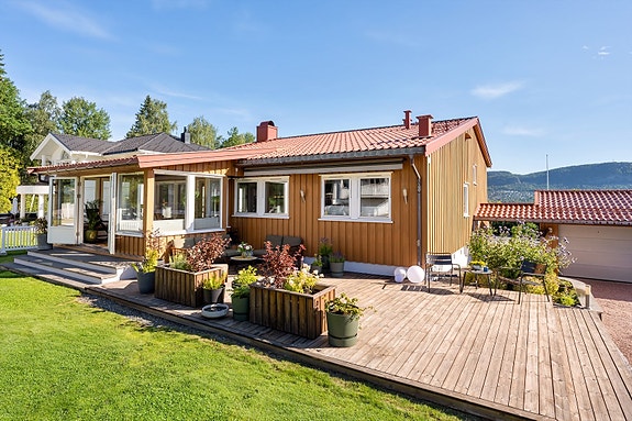 Romslig og svært velholdt bolig med stor og solrik tomt! Masse boltreplass og rett ved marka.