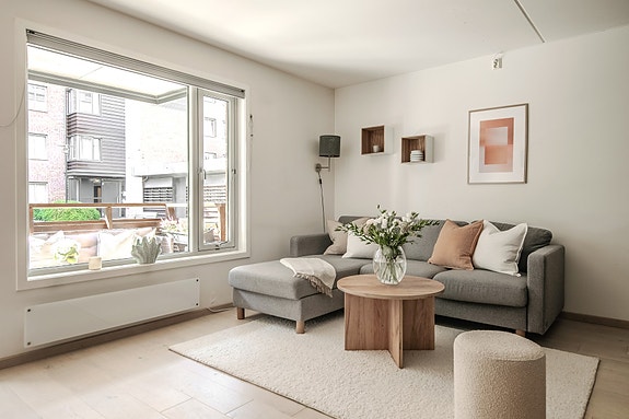 Velkommen til en stilfull 3-roms leilighet som byr på moderne løsninger, gjennomgående god kvalitet og en svært funksjonell planløsning.