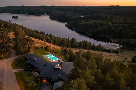 Unik arkitekttegnet enebolig. Spektakulær utsikt over Gjersjøen.