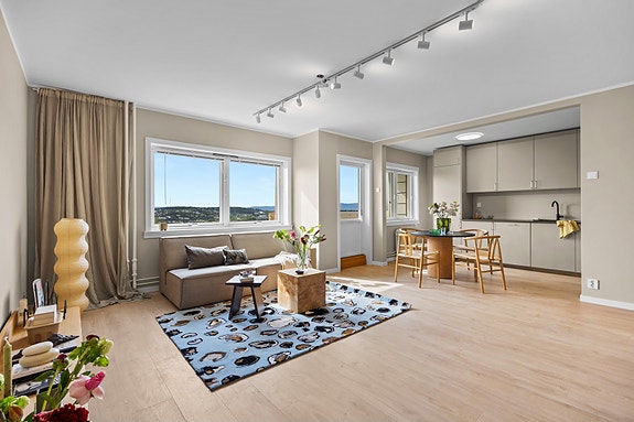 Noman Afzal i Privatmegleren har gleden av å presentere en nyoppusset 3-roms utsiktsleilighet