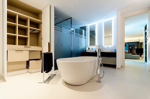 Nydelig villa med 4 soverom og 4 bad | Attraktivt område og gangavstand til strand  |Takterrasse med utsikt og basseng