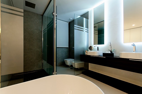 Nydelig villa med 4 soverom og 4 bad | Attraktivt område og gangavstand til strand  |Takterrasse med utsikt og basseng