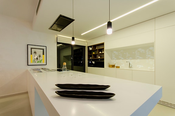 Nydelig villa med 4 soverom og 4 bad | Attraktivt område og gangavstand til strand  |Takterrasse med utsikt og basseng