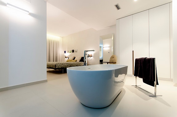 Nydelig villa med 4 soverom og 4 bad | Attraktivt område og gangavstand til strand  |Takterrasse med utsikt og basseng