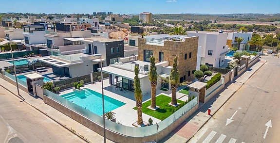 Nydelig villa med 4 soverom og 4 bad | Attraktivt område og gangavstand til strand  |Takterrasse med utsikt og basseng