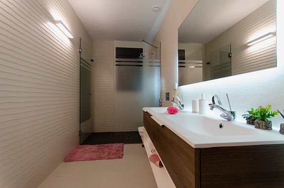 Nydelig villa med 4 soverom og 4 bad | Attraktivt område og gangavstand til strand  |Takterrasse med utsikt og basseng