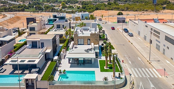 Nydelig villa med 4 soverom og 4 bad | Attraktivt område og gangavstand til strand  |Takterrasse med utsikt og basseng